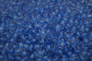Mačkané kuličky, 4 mm, čirá, modrý průtah, 50 ks