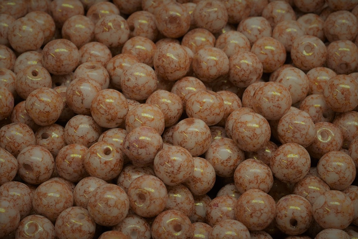Mačkané kuličky, 6 mm, bílá, hnědý mramor, 30 ks