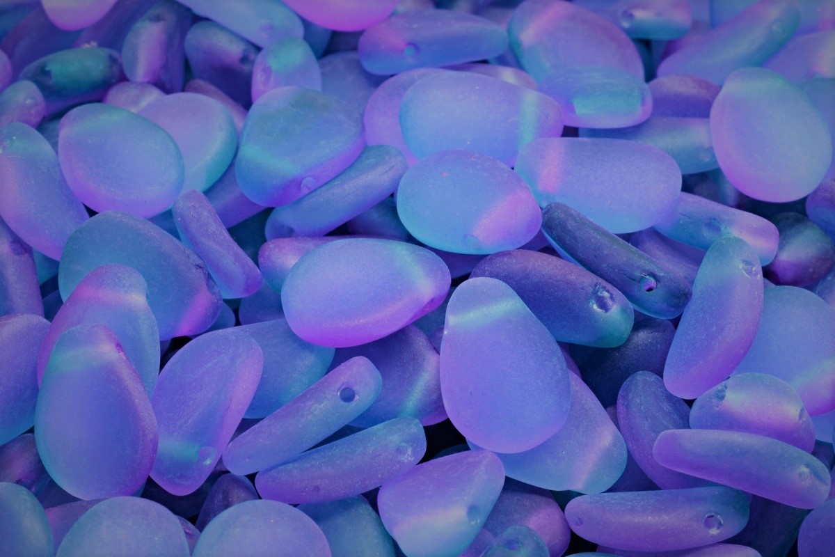 Okvětní lístky - Anemone petal leaf beads, duhové, mat, 8 x 11 mm, 10 ks