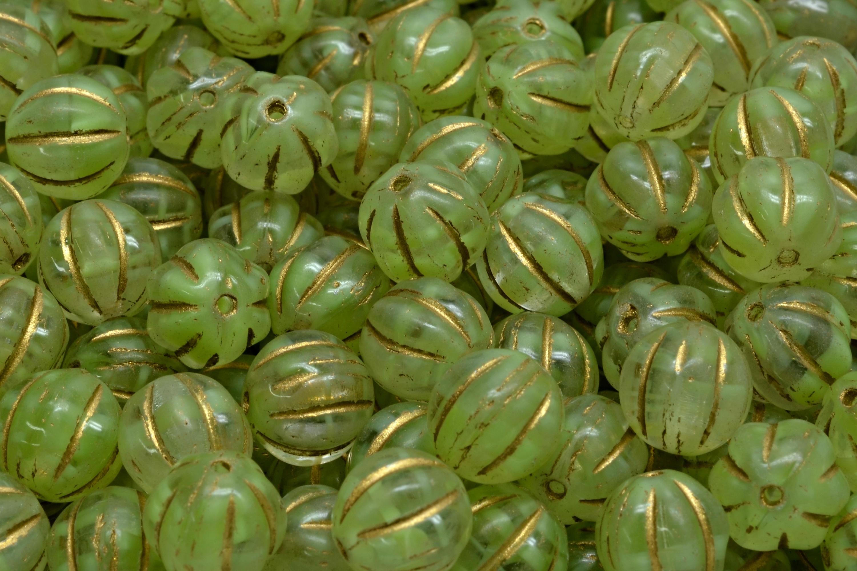 Melouny, 8 mm, zelená, zlatý zátěr, mat, 10 ks