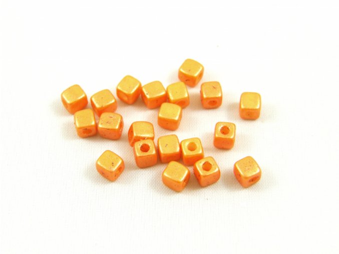 CUBIX - kostičky, 6 x 6 mm, tm. žlutá vosk, 40 ks