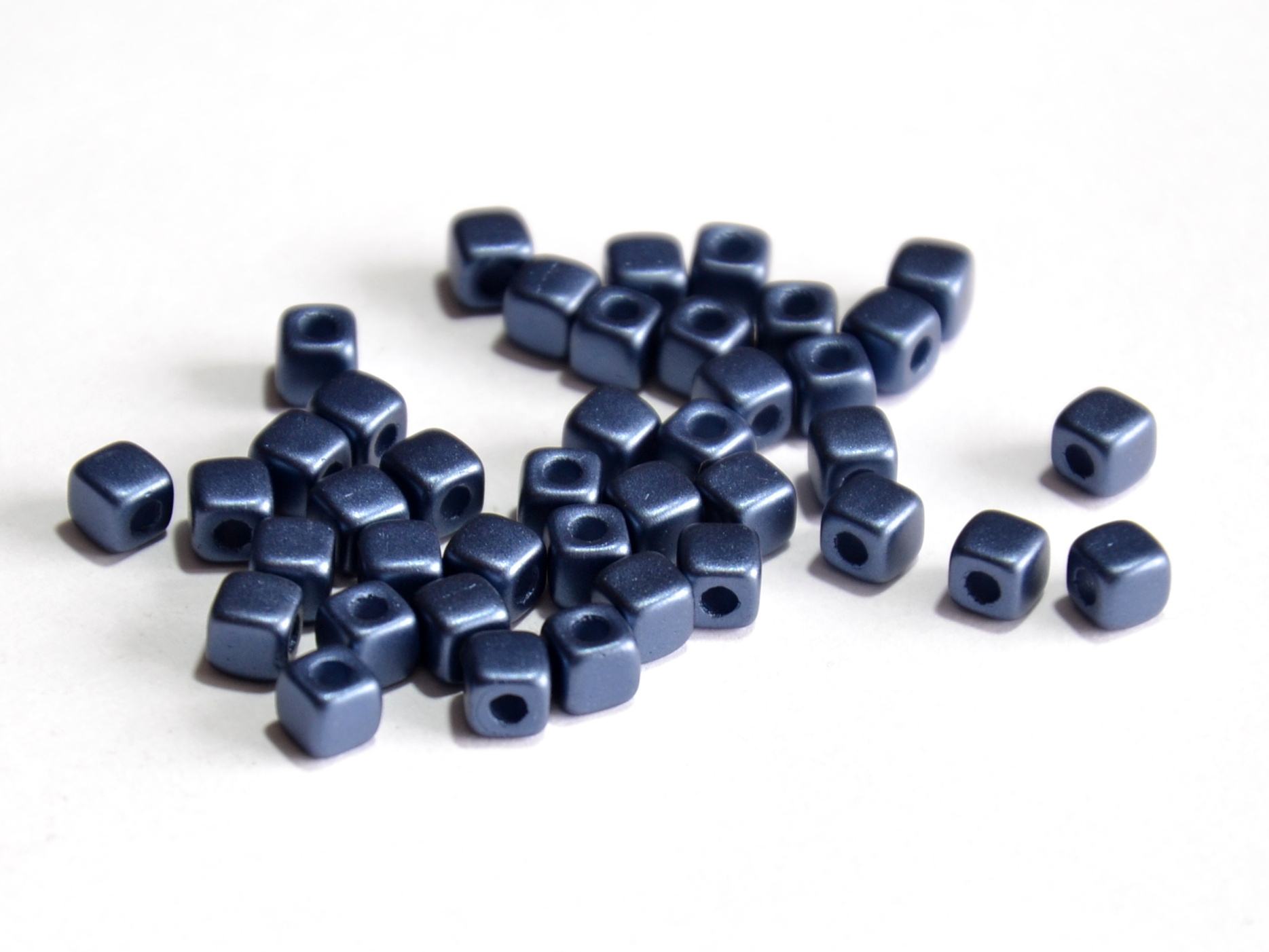CUBIX - kostičky, 6 x 6 mm, tm. modrá, vosk, 40 ks