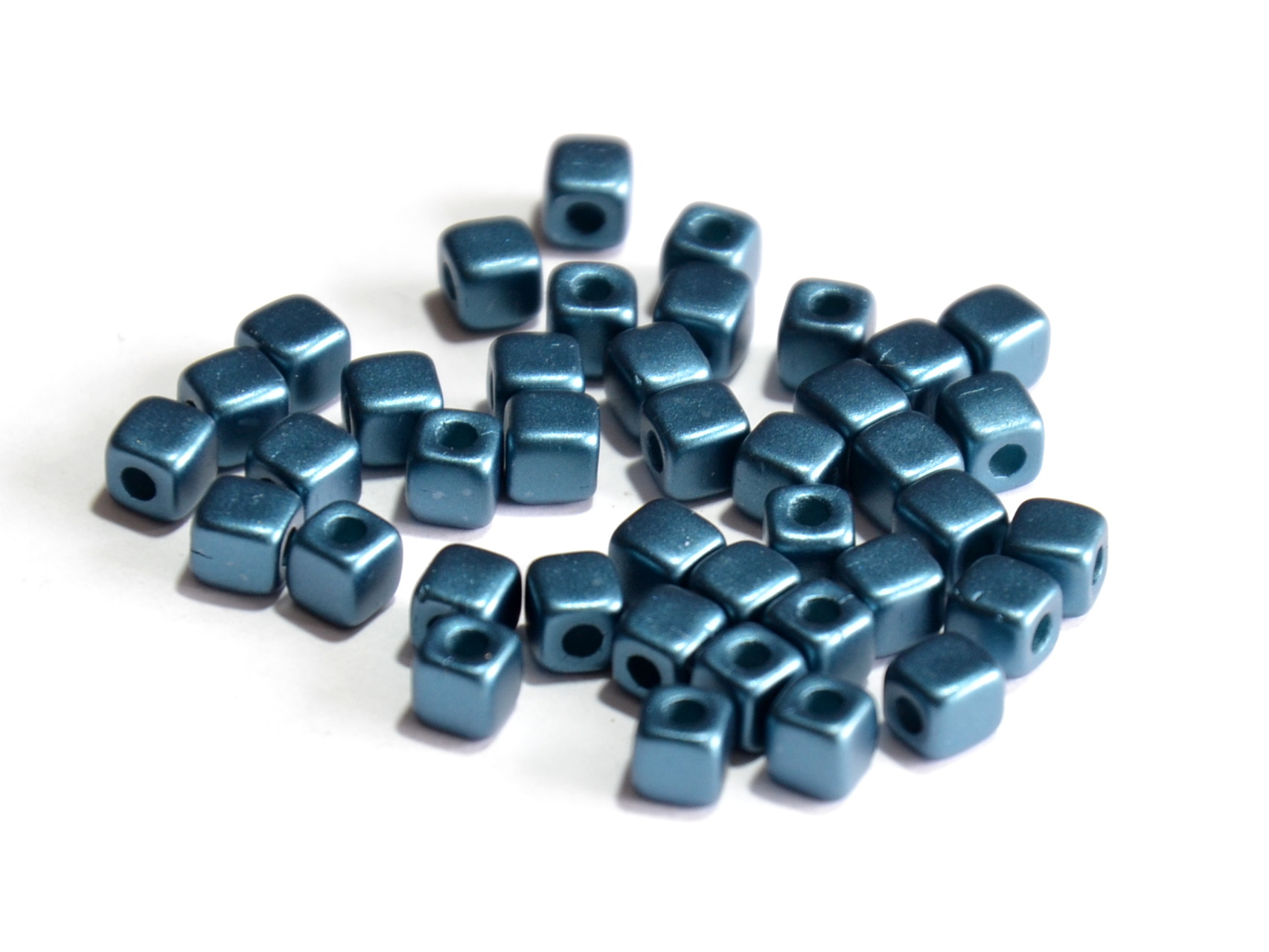 CUBIX - kostičky, 6 x 6 mm, tm. tyrkys, vosk, 40 ks