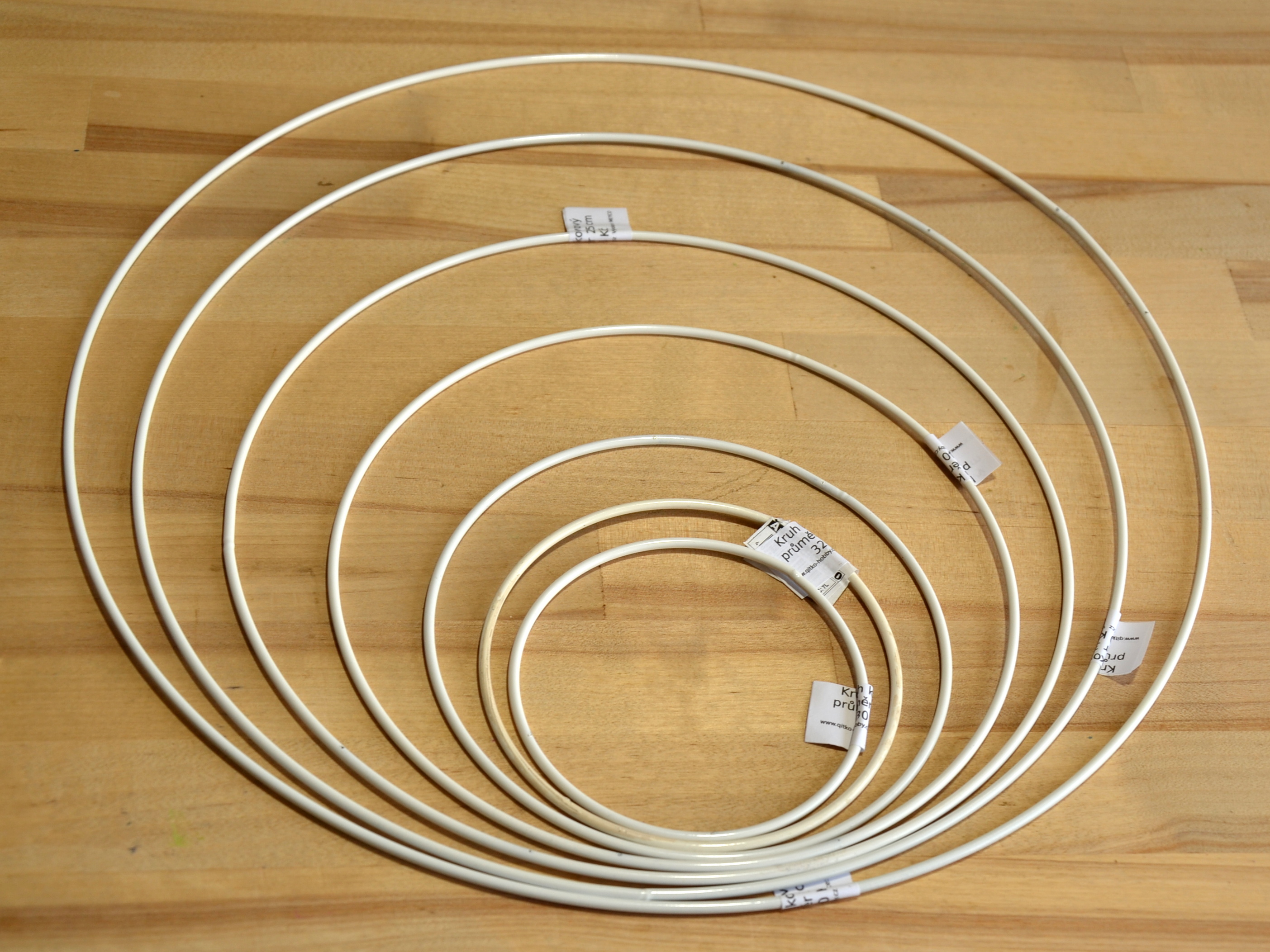 Kovový kruh - lapač, bílý, pr. 10 cm, 1 ks