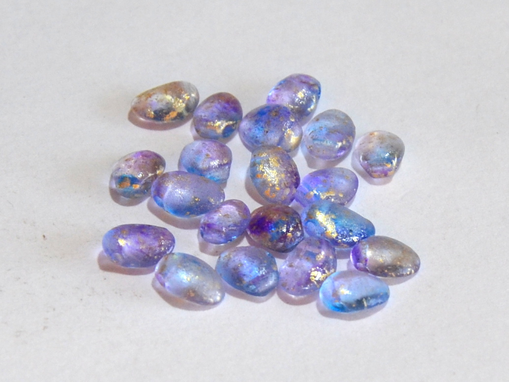 Okv. lístky - Tulip petal beads, 4 x 6 mm, modro-fialová mat, zl. pokov, 20 ks