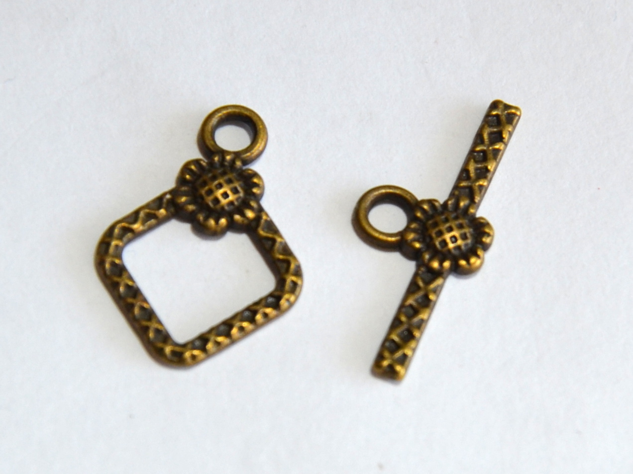 Americké zapínání čtvereček s kvítkem, starozlato, 14,5 x 21 mm, 2 sety
