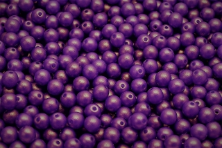 Mačkané kuličky, 4 mm, fialová, vosk, 50 ks