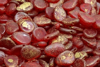 Okvětní lístky - Anemone petal leaf beads, červené, zlatý zát., 8 x 11 mm, 10 ks