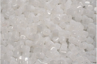Cube beads, mléčné, 4 x 4 mm, 40 ks
