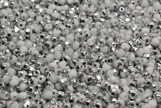 Broušené korálky, bílé, stříbrný půlpokov, 3 mm, 60 ks